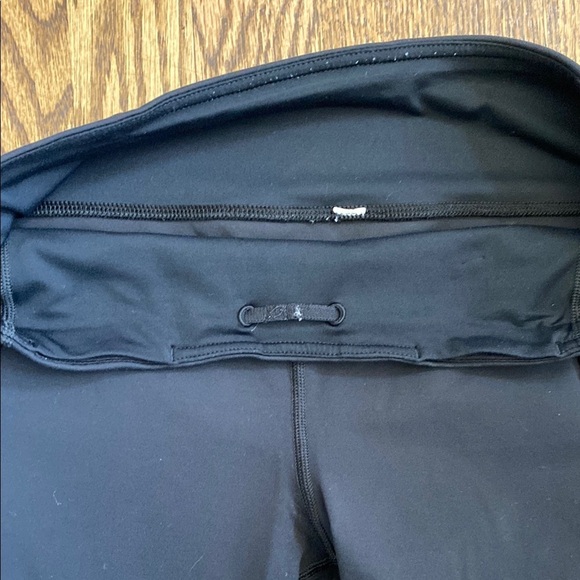 Black, cropped Lululemon leggings with pockets, ruched bottoms and zipped pocket - Picture 10 of 15